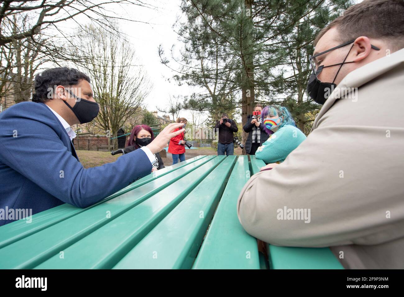 Glasgow, Schottland, Großbritannien. 20. April 2021. IM BILD: (Links) Anas Sarwar MSP, der Vorsitzende der schottischen Labour-Partei, besucht Glasgow Kelvin, um sich mit dem lokalen Kandidaten und (2. Links) dem Sprecher der Labour-Sozialversicherung, Pam Duncan-Glancy, zu treffen. Anas Sarwar, die Vorsitzende der schottischen Labour-Partei, sagte: „Wenn wir uns darauf konzentrieren, das nächste schottische Parlament zu einem Parlament zur Wiederherstellung der Coviden zu machen, können wir sofort bis zu 60,000 Kinder aus der Armut befreien und darauf hinarbeiten, den Skandal der Kinderarmut ein für alle Mal zu beenden. Scottish Labour wird heute versprechen, „das Sicherheitsnetz zu reparieren und zu erneuern“ und eine Mindesteinkommensgarantie unter Verwendung von einzuführen Stockfoto