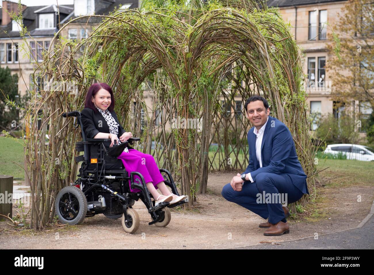 Glasgow, Schottland, Großbritannien. 20. April 2021. IM BILD: (Rechts) Anas Sarwar MSP, der Vorsitzende der schottischen Labour-Partei, besucht Glasgow Kelvin, um sich mit dem lokalen Kandidaten und (links) dem Sprecher der Labour-Sozialversicherung, Pam Duncan-Glancy, zu treffen. Anas Sarwar, die Vorsitzende der schottischen Labour-Partei, sagte: „Wenn wir uns darauf konzentrieren, das nächste schottische Parlament zu einem Parlament zur Wiederherstellung der Coviden zu machen, können wir sofort bis zu 60,000 Kinder aus der Armut befreien und darauf hinarbeiten, den Skandal der Kinderarmut ein für alle Mal zu beenden. Scottish Labour wird heute versprechen, „das Sicherheitsnetz zu reparieren und zu erneuern“ und eine Mindesteinkommensgarantie unter Verwendung von Hol einzuführen Stockfoto