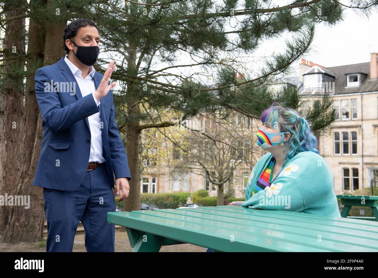 Glasgow, Schottland, Großbritannien. 20. April 2021. IM BILD: Anas Sarwar MSP, der Vorsitzende der schottischen Labour-Partei, besucht Glasgow Kelvin, um sich mit dem lokalen Kandidaten und Sprecher der Labour-Sozialversicherung, Pam Duncan-Glancy, zu treffen. Anas Sarwar, die Vorsitzende der schottischen Labour-Partei, sagte: „Wenn wir uns darauf konzentrieren, das nächste schottische Parlament zu einem Parlament zur Wiederherstellung der Coviden zu machen, können wir sofort bis zu 60,000 Kinder aus der Armut befreien und darauf hinarbeiten, den Skandal der Kinderarmut ein für alle Mal zu beenden. Scottish Labour wird heute versprechen, „das Sicherheitsnetz zu reparieren und zu erneuern“ und eine Mindesteinkommensgarantie unter Verwendung von Holyrood's Social einzuführen Stockfoto