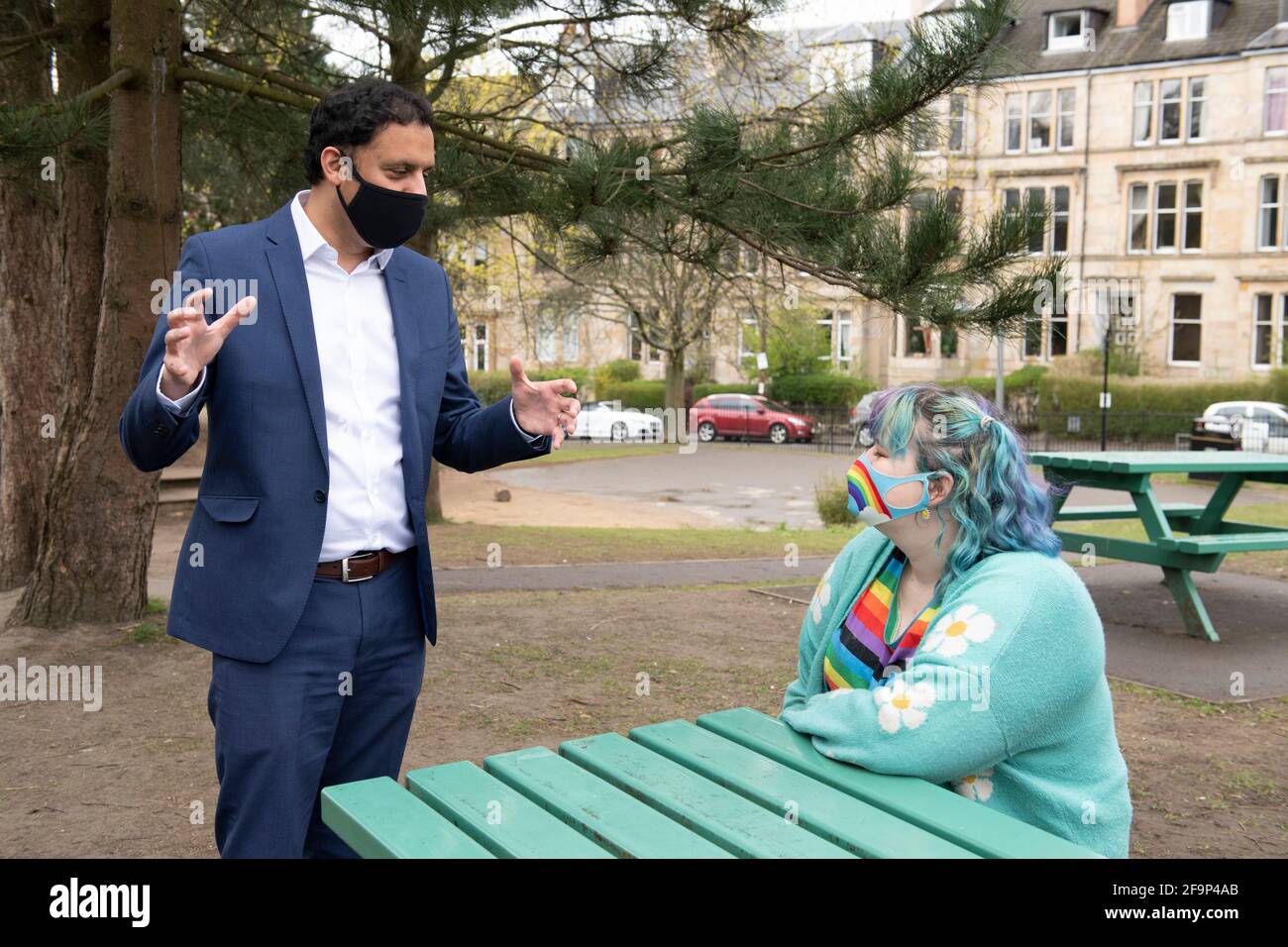 Glasgow, Schottland, Großbritannien. 20. April 2021. IM BILD: Anas Sarwar MSP, der Vorsitzende der schottischen Labour-Partei, besucht Glasgow Kelvin, um sich mit dem lokalen Kandidaten und Sprecher der Labour-Sozialversicherung, Pam Duncan-Glancy, zu treffen. Anas Sarwar, die Vorsitzende der schottischen Labour-Partei, sagte: „Wenn wir uns darauf konzentrieren, das nächste schottische Parlament zu einem Parlament zur Wiederherstellung der Coviden zu machen, können wir sofort bis zu 60,000 Kinder aus der Armut befreien und darauf hinarbeiten, den Skandal der Kinderarmut ein für alle Mal zu beenden. Scottish Labour wird heute versprechen, „das Sicherheitsnetz zu reparieren und zu erneuern“ und eine Mindesteinkommensgarantie unter Verwendung von Holyrood's Social einzuführen Stockfoto