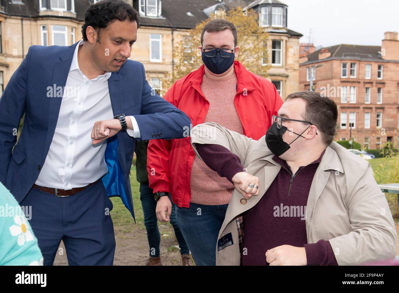 Glasgow, Schottland, Großbritannien. 20. April 2021. IM BILD: Anas Sarwar MSP, der Vorsitzende der schottischen Labour-Partei, besucht Glasgow Kelvin, um sich mit dem lokalen Kandidaten und Sprecher der Labour-Sozialversicherung, Pam Duncan-Glancy, zu treffen. Anas Sarwar, die Vorsitzende der schottischen Labour-Partei, sagte: „Wenn wir uns darauf konzentrieren, das nächste schottische Parlament zu einem Parlament zur Wiederherstellung der Coviden zu machen, können wir sofort bis zu 60,000 Kinder aus der Armut befreien und darauf hinarbeiten, den Skandal der Kinderarmut ein für alle Mal zu beenden. Scottish Labour wird heute versprechen, „das Sicherheitsnetz zu reparieren und zu erneuern“ und eine Mindesteinkommensgarantie unter Verwendung von Holyrood's Social einzuführen Stockfoto