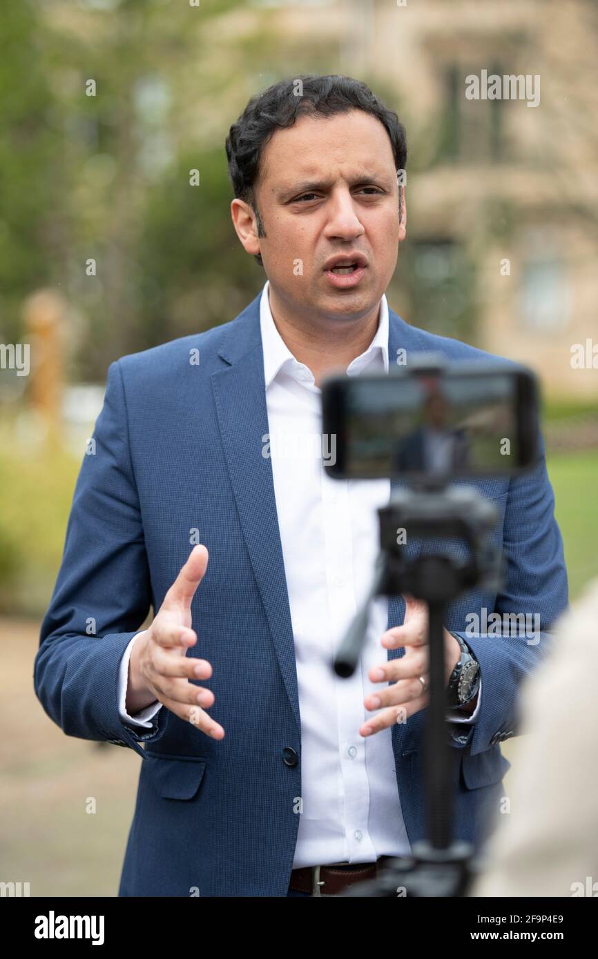 Glasgow, Schottland, Großbritannien. 20. April 2021. IM BILD: Anas Sarwar MSP, der Vorsitzende der schottischen Labour-Partei, besucht Glasgow Kelvin, um sich mit dem lokalen Kandidaten und Sprecher der Labour-Sozialversicherung, Pam Duncan-Glancy, zu treffen. Anas Sarwar, die Vorsitzende der schottischen Labour-Partei, sagte: „Wenn wir uns darauf konzentrieren, das nächste schottische Parlament zu einem Parlament zur Wiederherstellung der Coviden zu machen, können wir sofort bis zu 60,000 Kinder aus der Armut befreien und darauf hinarbeiten, den Skandal der Kinderarmut ein für alle Mal zu beenden. Scottish Labour wird heute versprechen, „das Sicherheitsnetz zu reparieren und zu erneuern“ und eine Mindesteinkommensgarantie unter Verwendung von Holyrood's Social einzuführen Stockfoto