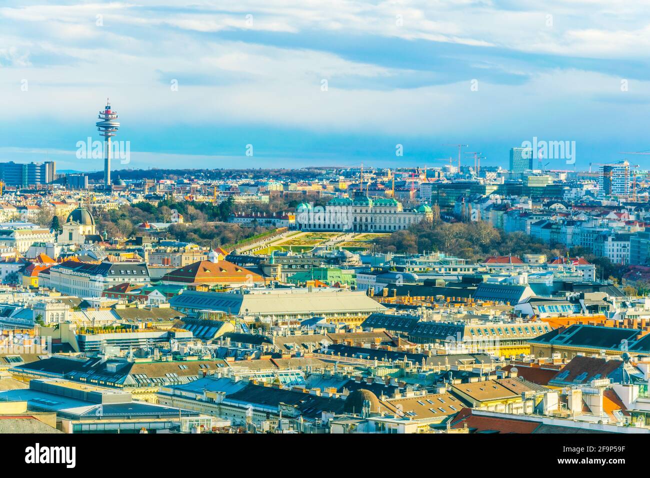 Luftaufnahme von Wien mit schloss belvedere und dem Arsenalturm vom stephanstdom aus. Stockfoto
