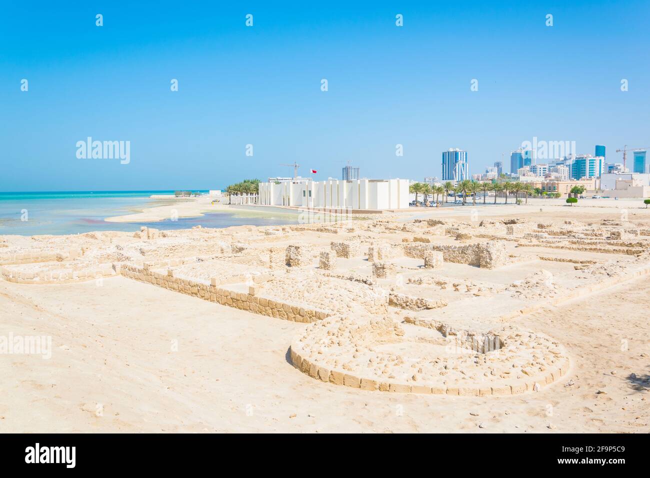 Ansicht des Museums des Bahrain Fort Komplexes mit Die Festung Qal'at Al Bahrain, die Teil der UNESCO ist Welterbe Stockfoto