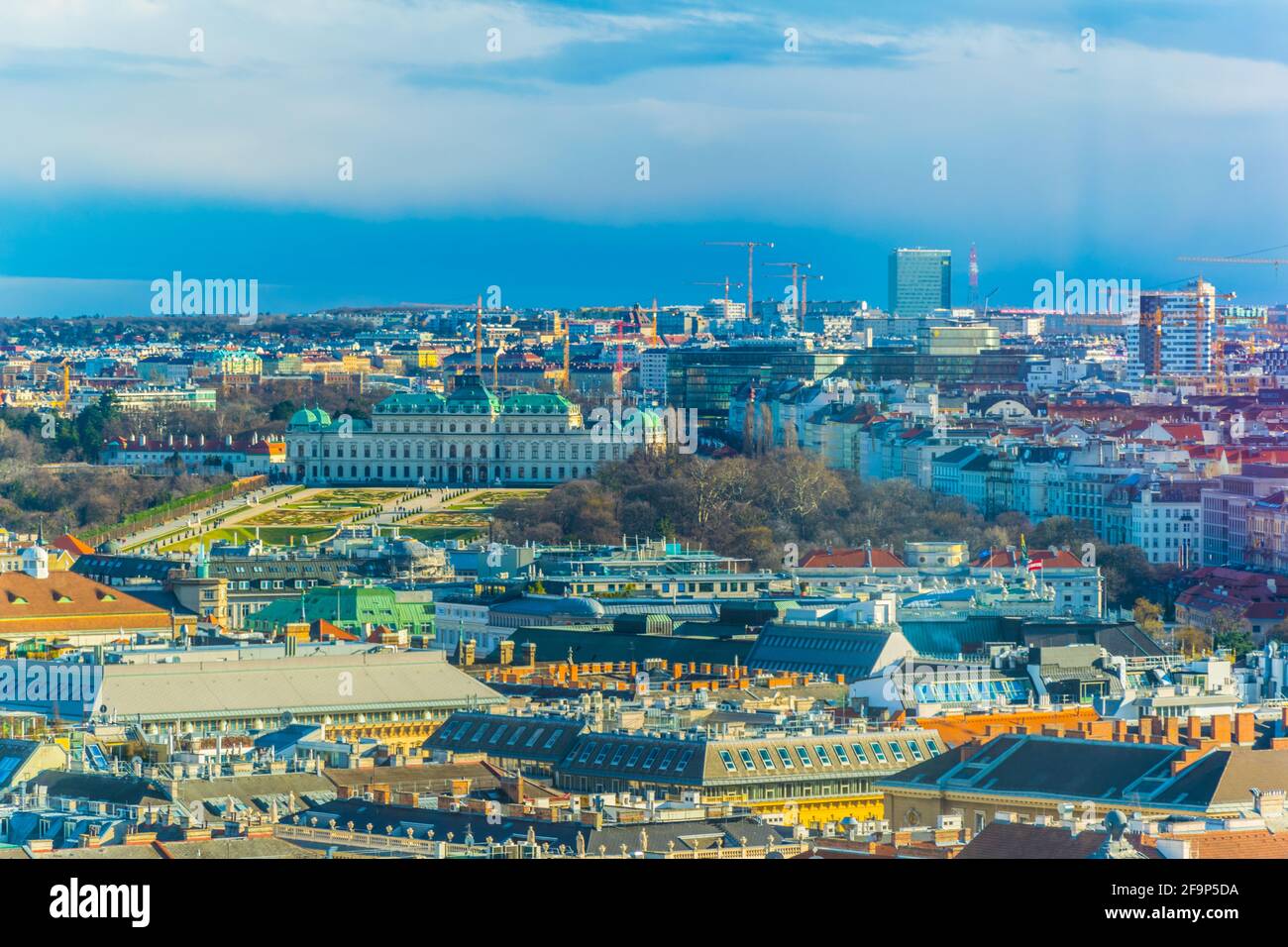 Luftaufnahme von Wien mit schloss belvedere und dem Arsenalturm vom stephanstdom aus. Stockfoto