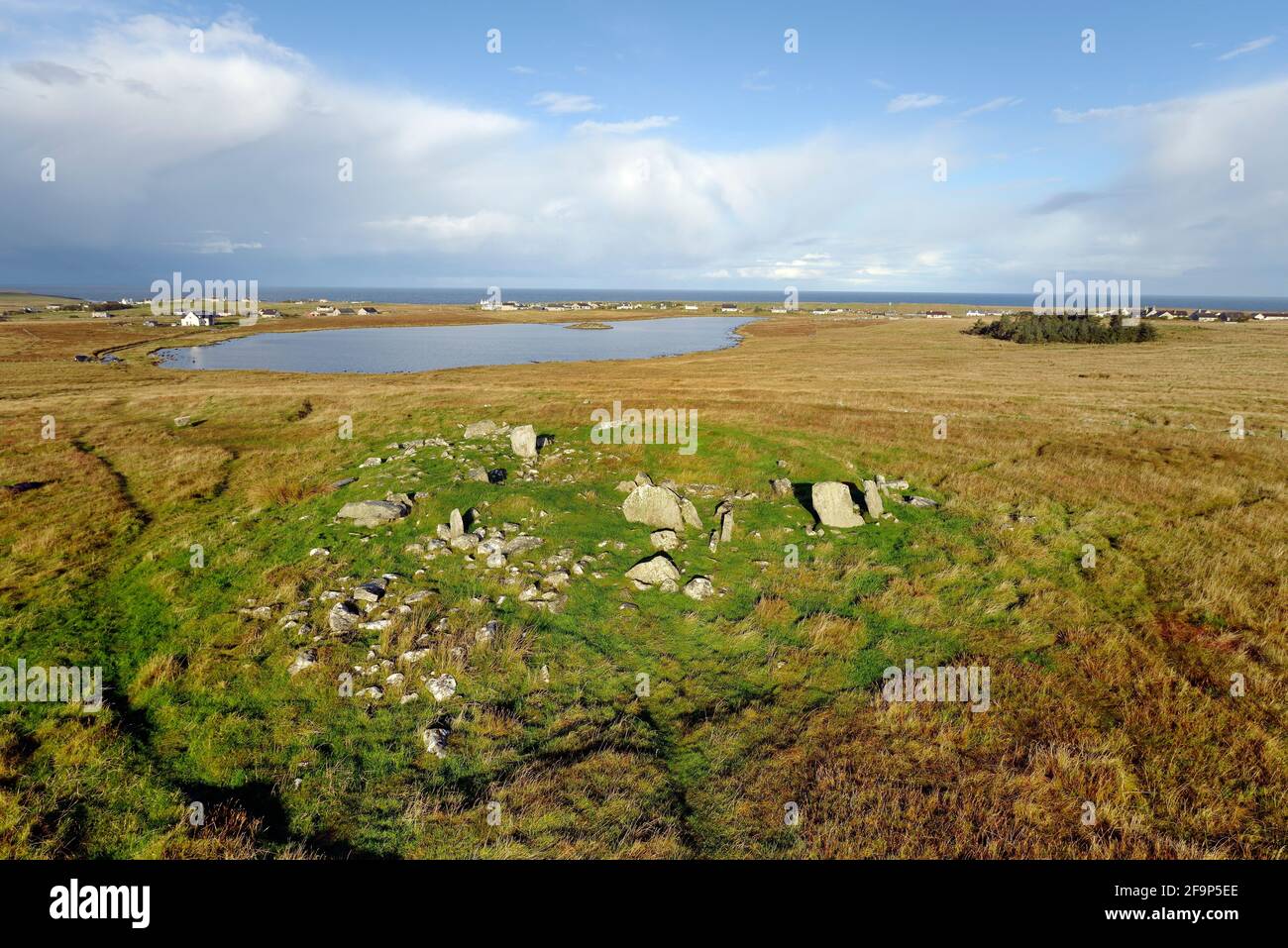 Steinacleit prähistorische Stätte, Isle of Lewis. Überreste eines zentralen Kammkampfflamtes. Umschließen eines niedrigen Steinrings, sichtbar in der Mitte der Strecke, mit einem Kranznang dahinter Stockfoto