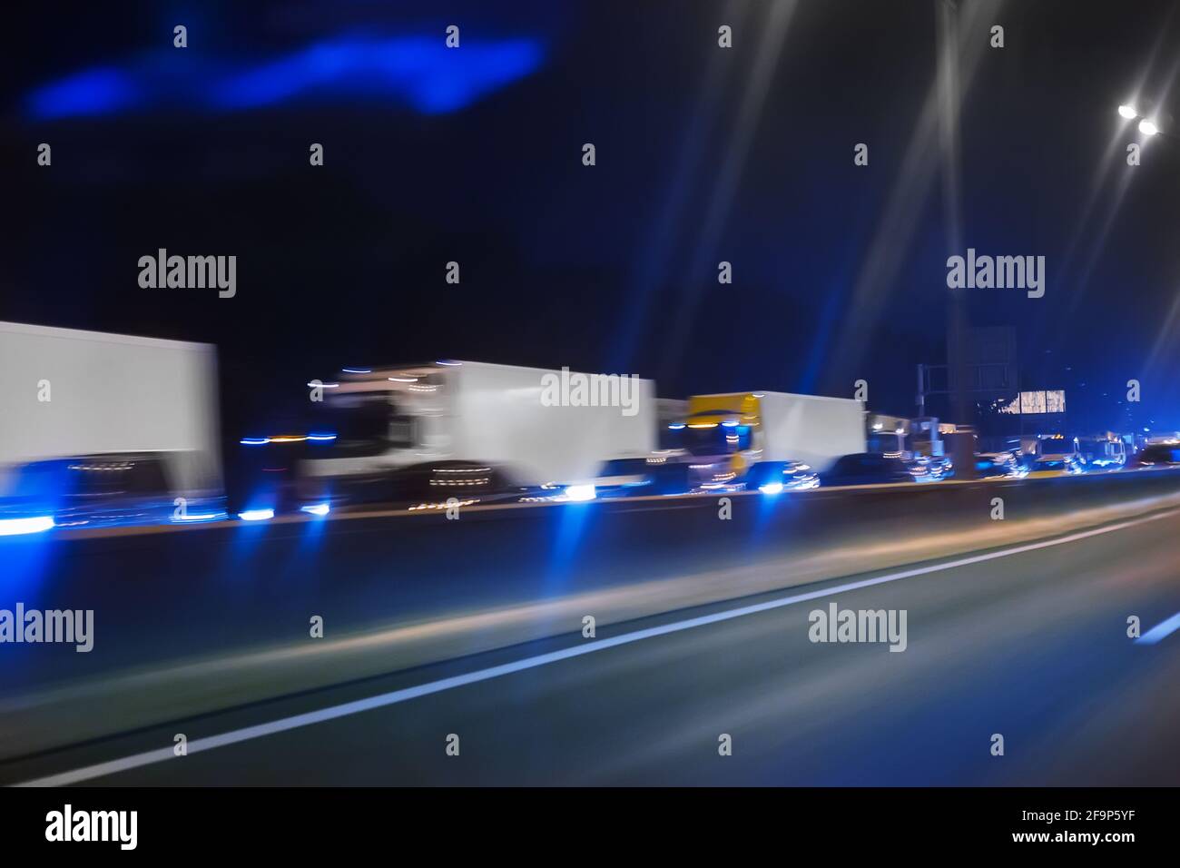 Auf der Nachtautobahn bewegen sich LKW Stockfoto
