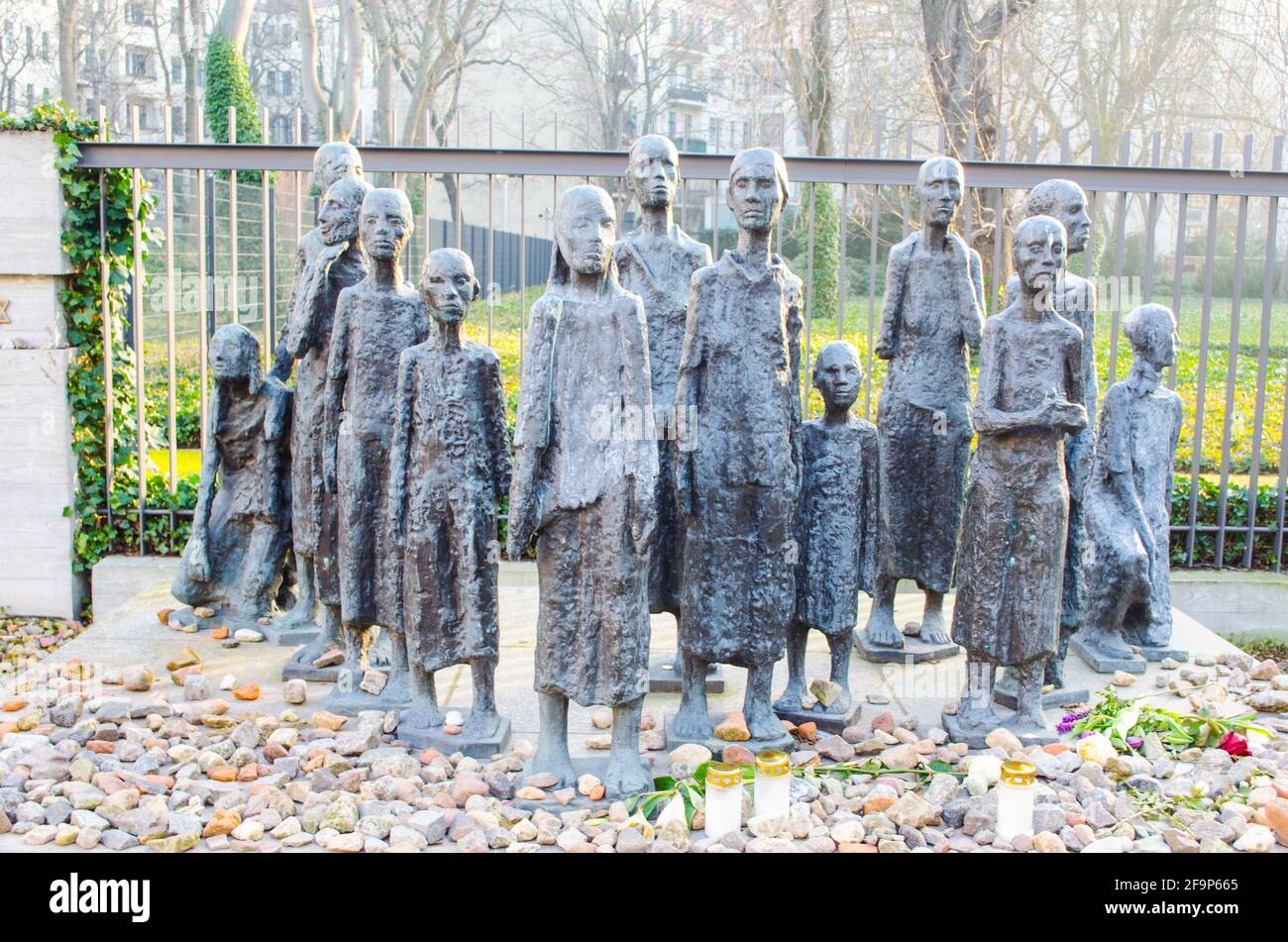 Statue einer hungernden jüdischen Familie vor dem jüdischen Friedhof in berlin. Stockfoto