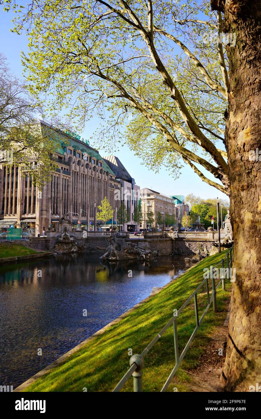 Der Stadtkanal „Kö-Graben“ an der Königsallee in Düsseldorf mit Blick auf das historische Gebäude des Kaufhofs. Stockfoto