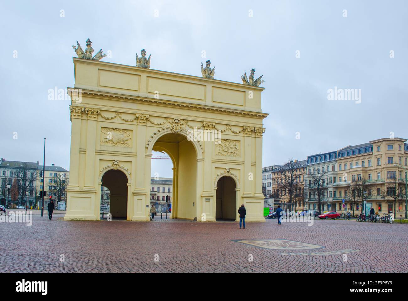 das brandenburger Tor in potsdam diente früher als Tor zur Stadt, heute ist es nur noch eine Touristenattraktion. Stockfoto