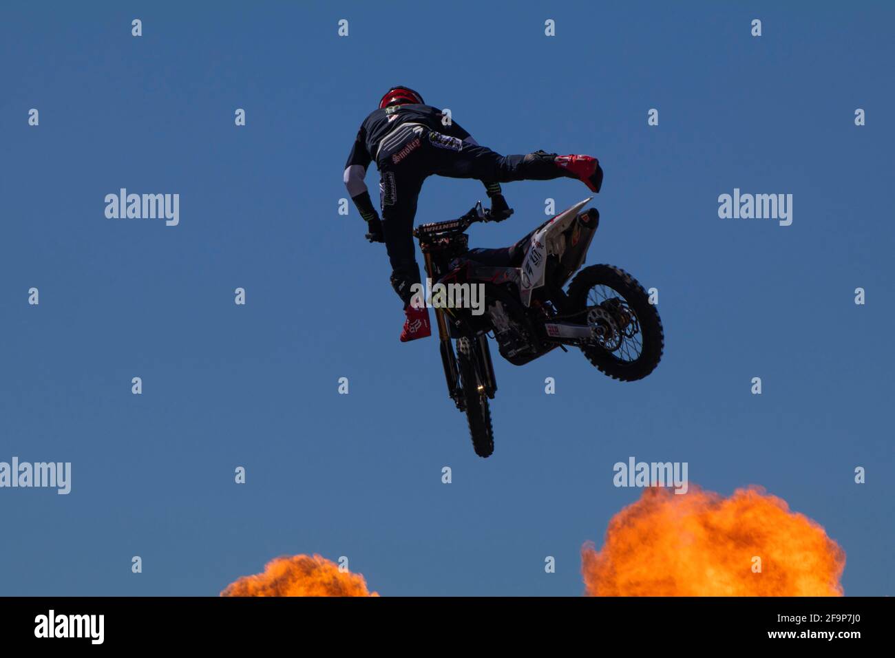 Ein Stunt-Biker macht einen Trick am Himmel Stockfoto