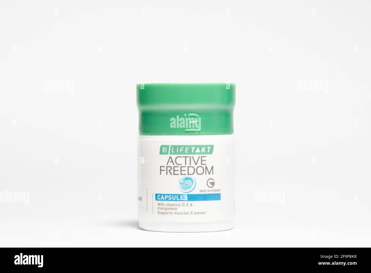 Active Freedom ergänzen Kapseln mit Vitamin D, Vitamin E und Mangan von Life Takt auf weiß Stockfoto
