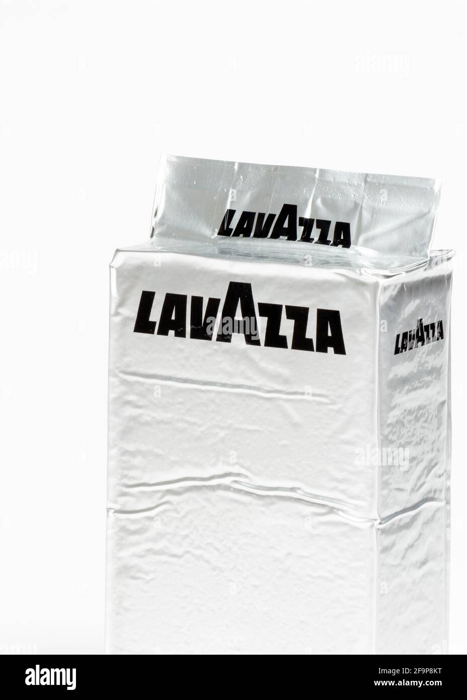 Lavazza italienischer Kaffee biologisch abbaubare Silberpackung isoliert auf weiß als kreislauffähiges Verpackungskonzept Stockfoto