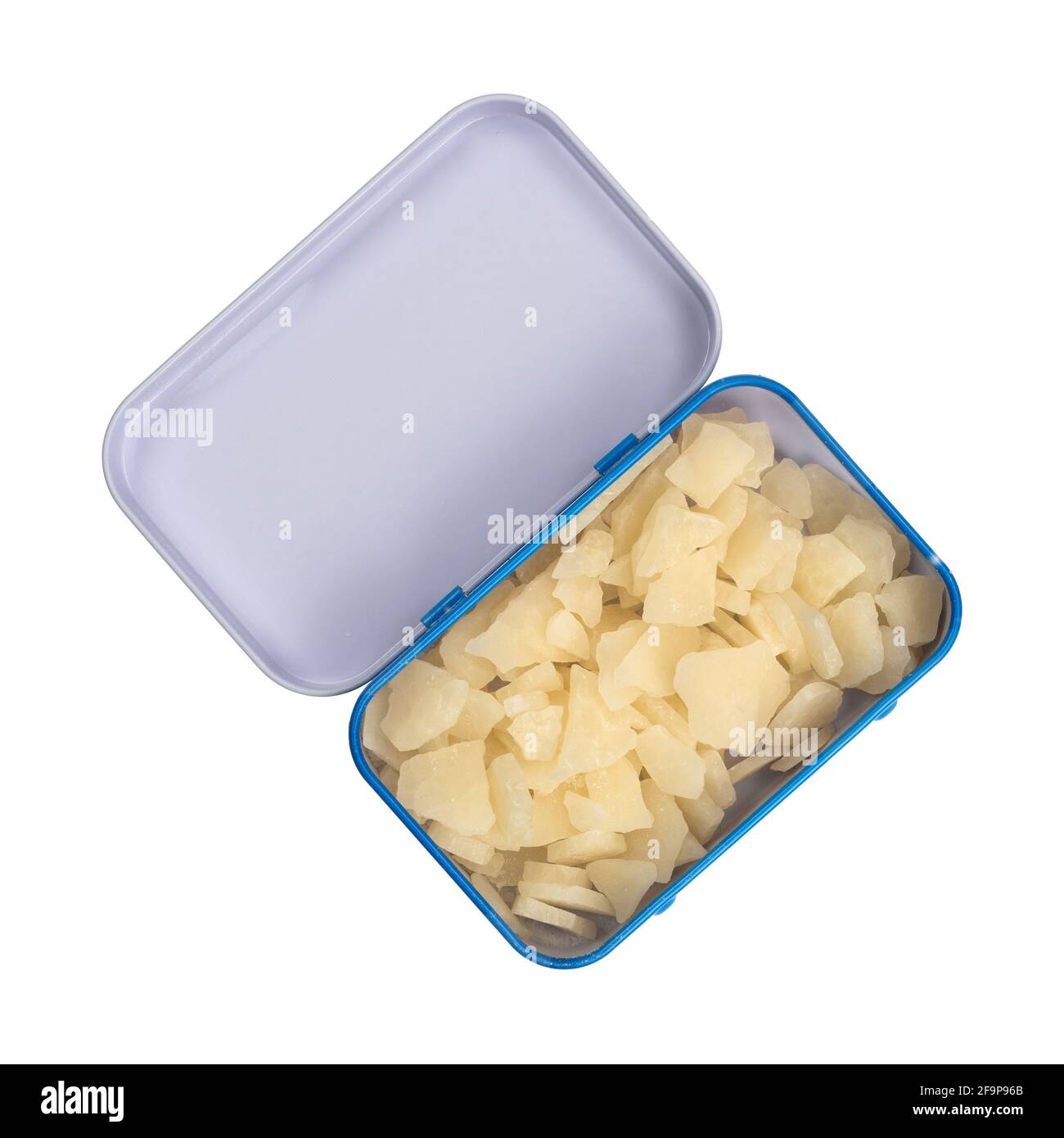 Draufsicht auf eine kleine offene Dose, gefüllt mit Süßigkeiten mit Eischips, isoliert auf weißem Hintergrund. Stockfoto