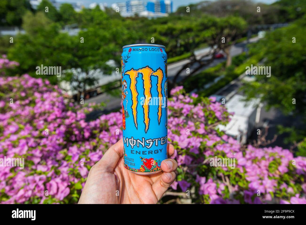 Blue Can Monster Energy Drink, der deinen Tag auf der Straße anheizen wird. Stockfoto