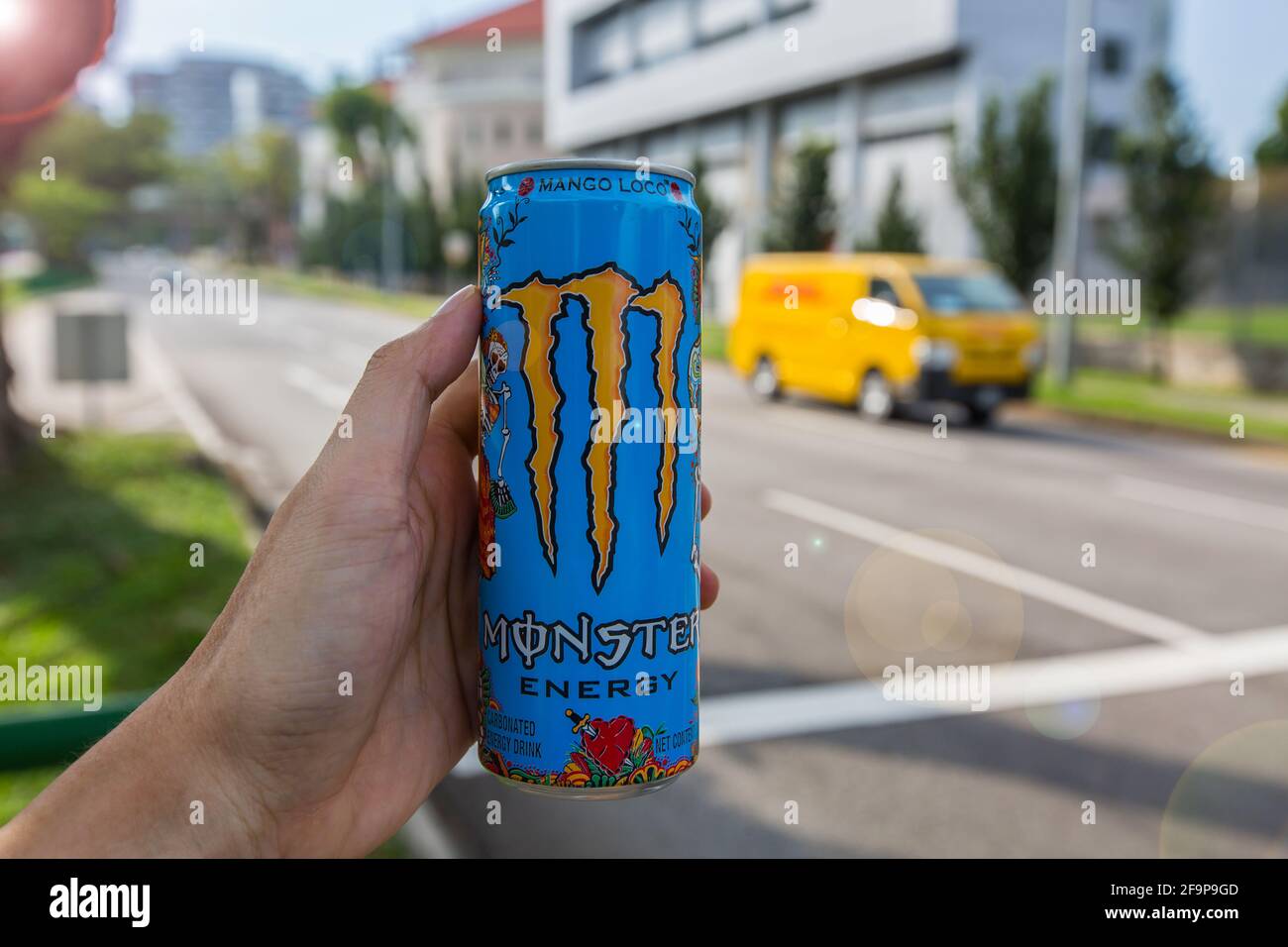 Tanken Sie Ihren Tagesausflug mit einer Dose Monster Energy Mango Loco. Stockfoto