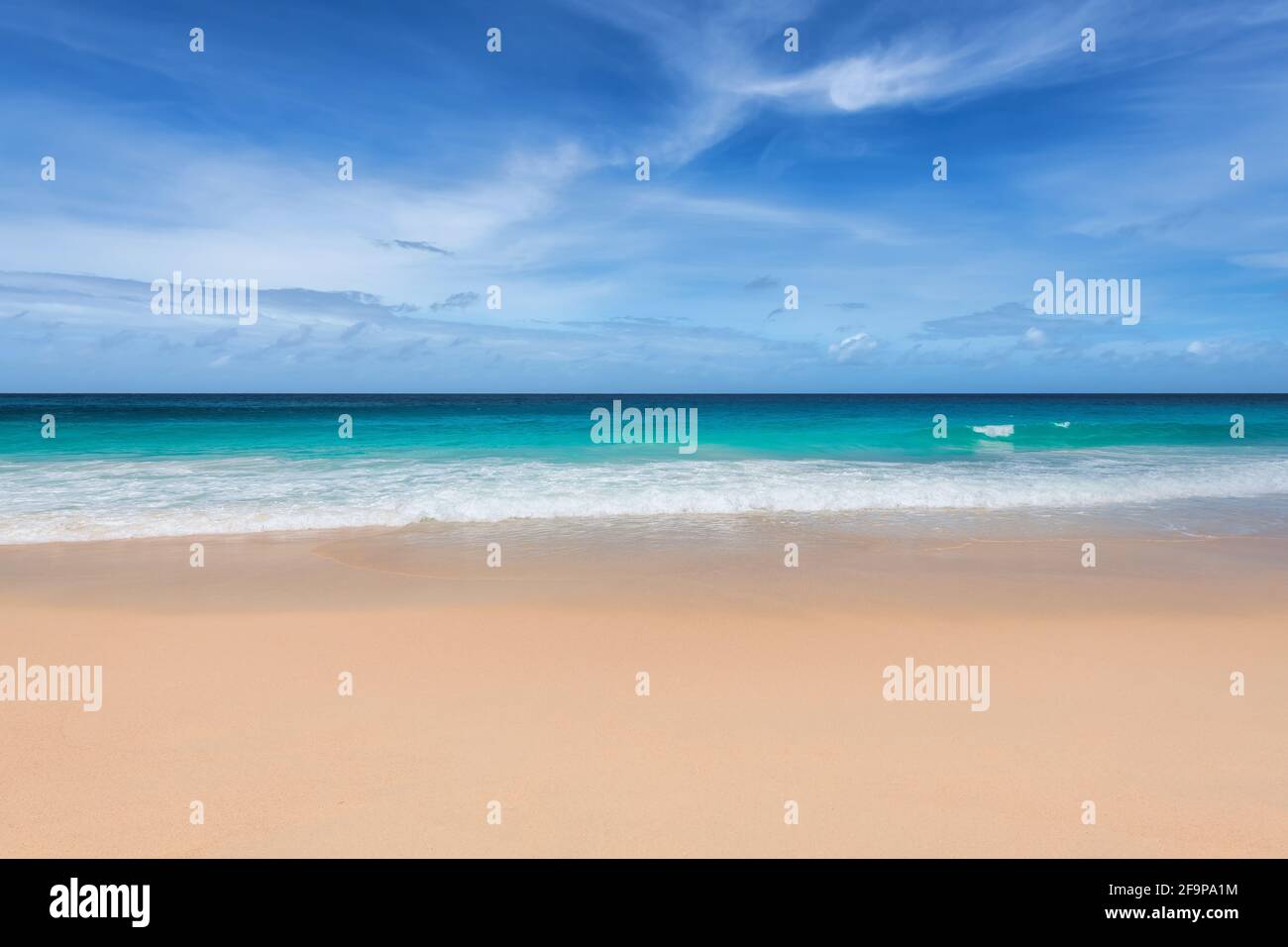 Tropischer Sandstrand und blaues Meer Stockfoto