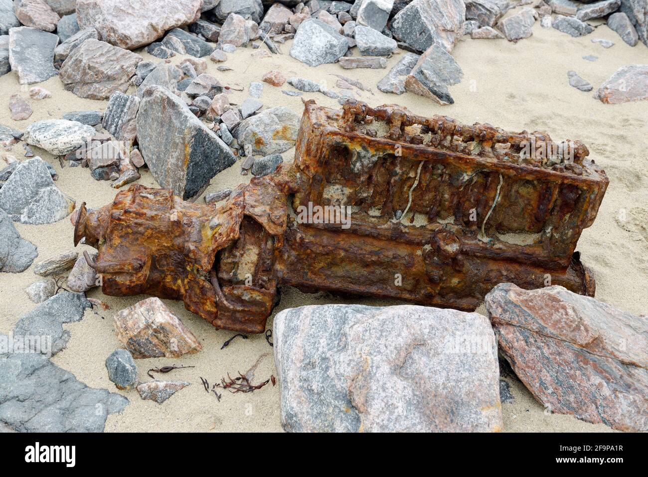 Alte Motorenblöcke von Marinebooten rosten am Cliff Beach, Valtos aka Bhaltos im Westen von Lewis, Äußere Hebriden, Schottland Stockfoto