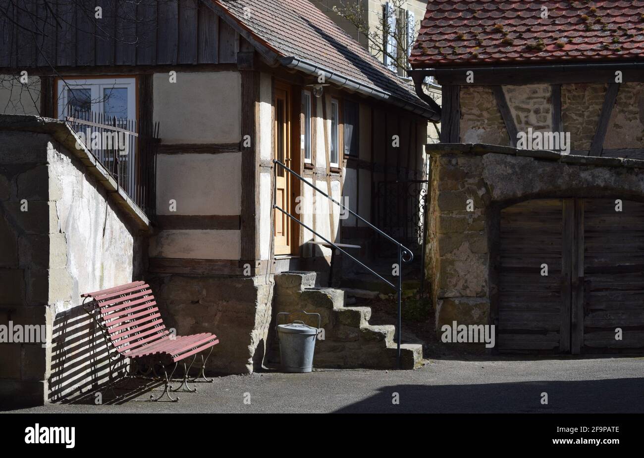 Es gibt eine Bank in einem nostalgischen Hinterhof Stockfoto