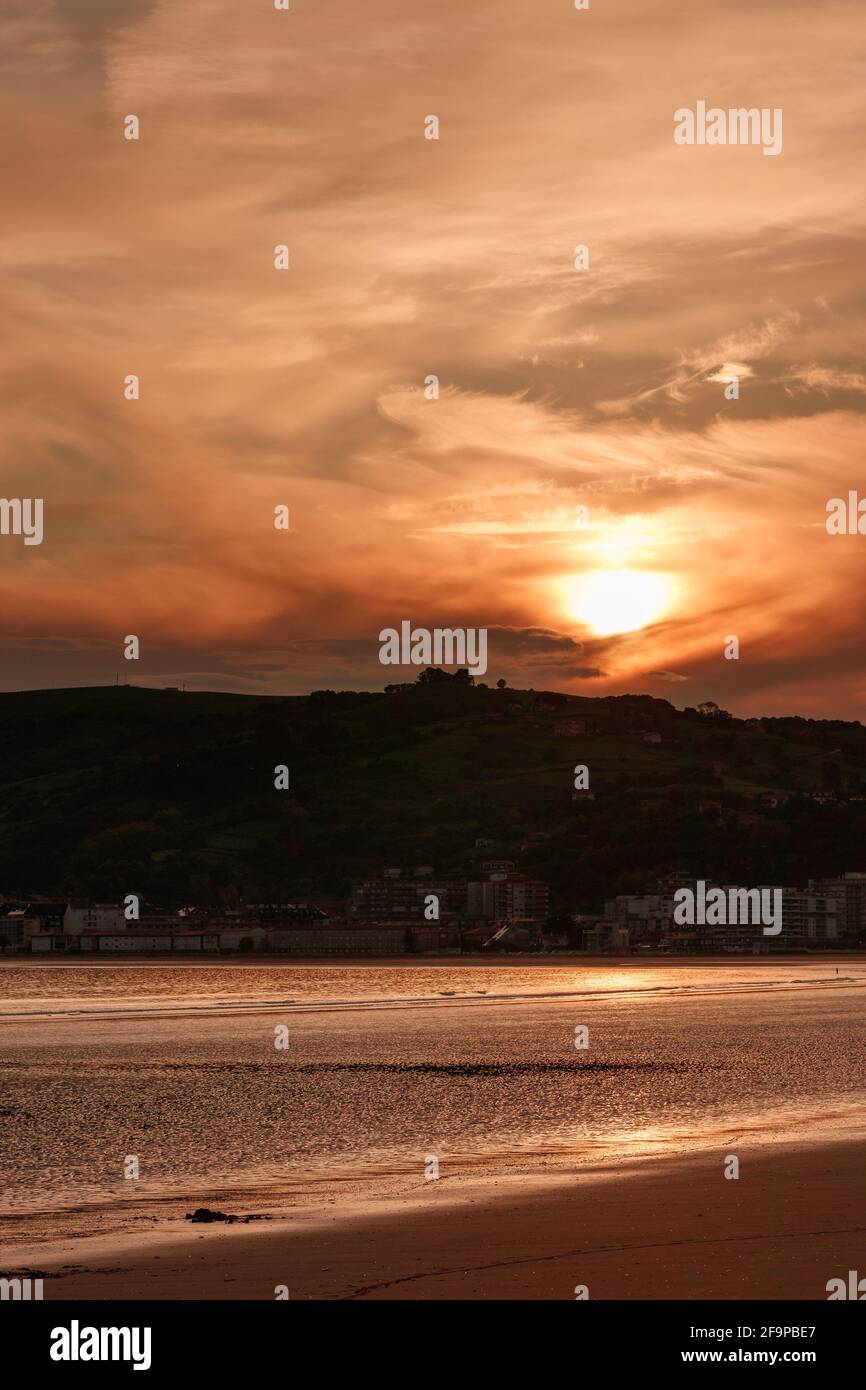 Laredo Strand in Nordspanien an der kantabrischen Küste Bei Sonnenuntergang Stockfoto