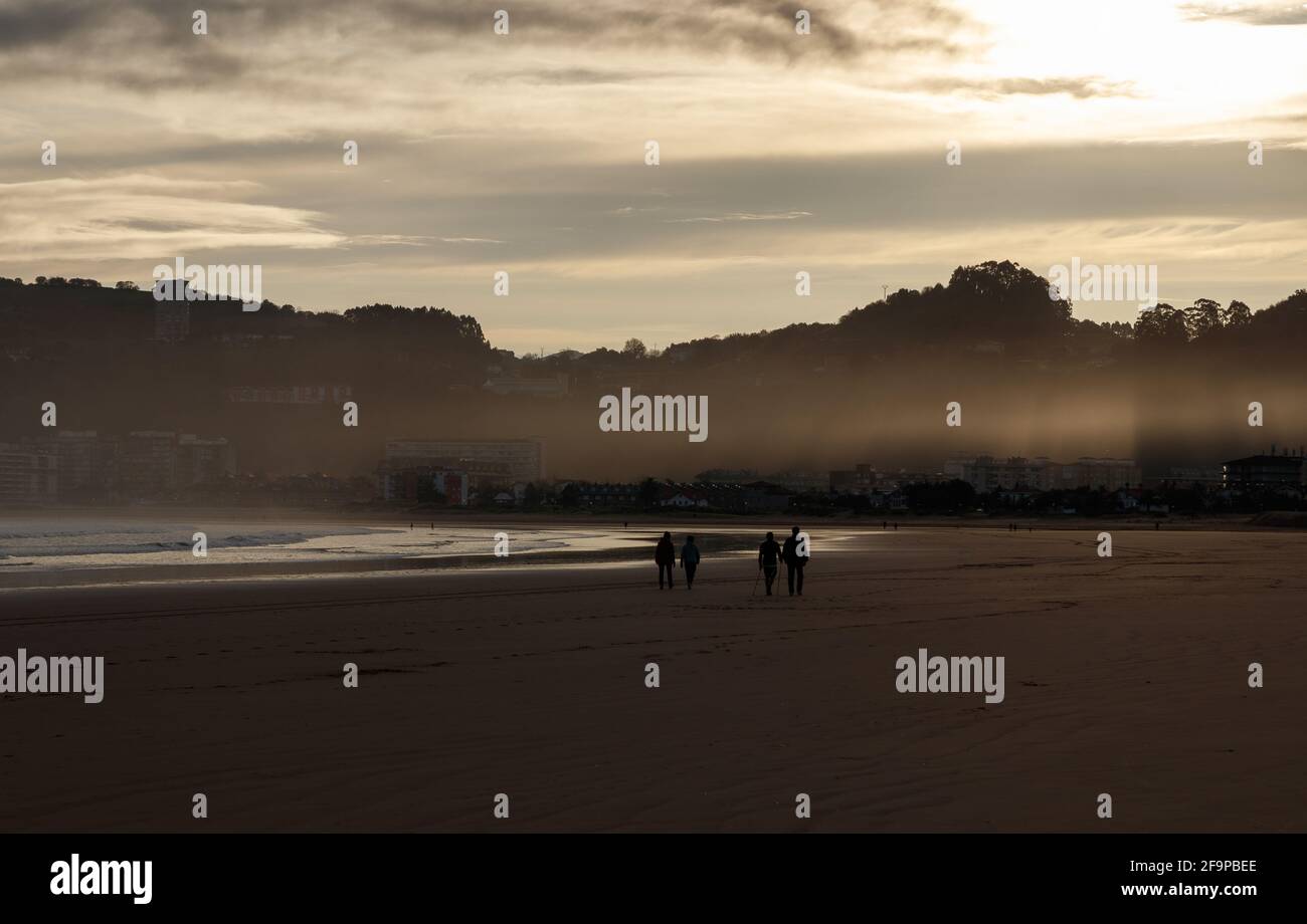 Laredo Strand in Nordspanien an der kantabrischen Küste Bei Sonnenuntergang Stockfoto