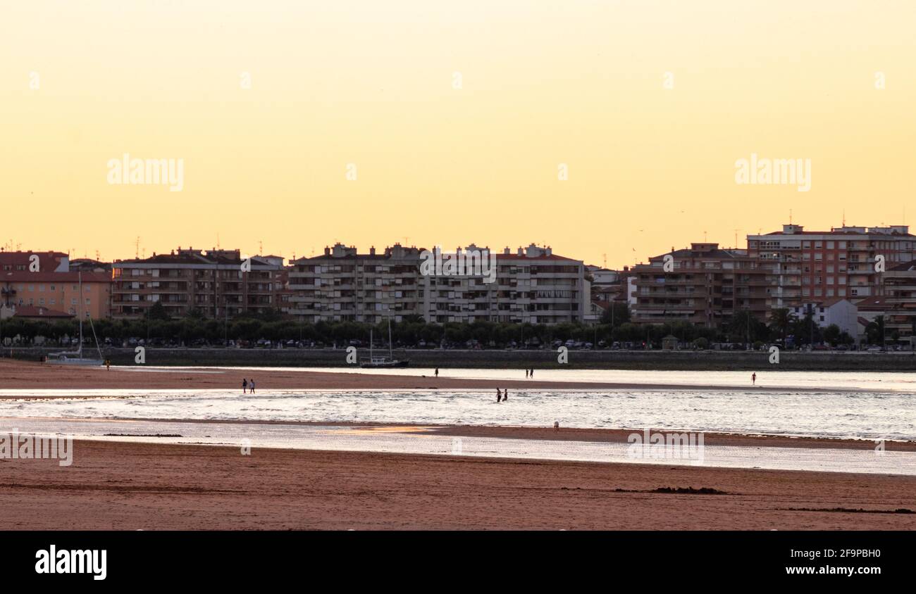 Laredo Strand in Nordspanien an der kantabrischen Küste Bei Sonnenuntergang Stockfoto