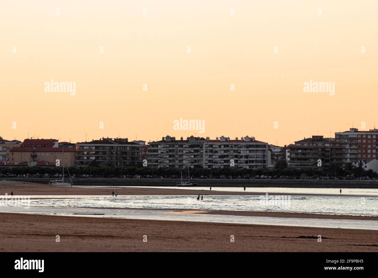 Laredo Strand in Nordspanien an der kantabrischen Küste Bei Sonnenuntergang Stockfoto