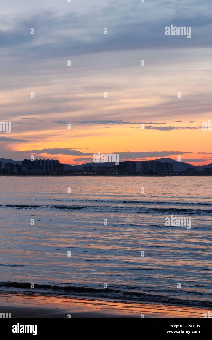 Laredo Strand in Nordspanien an der kantabrischen Küste Bei Sonnenuntergang Stockfoto