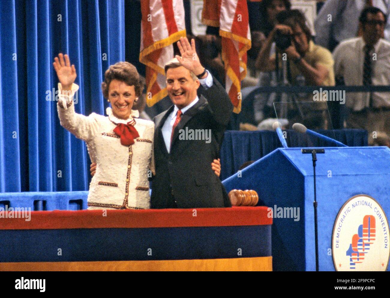 Der Vizepräsident der Vereinigten Staaten, Walter Mondale, hält seine Rede und akzeptiert die Nominierung seiner Partei zur Wiederwahl zum Präsidenten der Vereinigten Staaten bei der Democratic National Convention 1980 am 13. August 1980 im Madison Square Garden in New York, New York.Quelle: Howard L. Sachs/CNP/Sipa USA Quelle: SIPA USA/Alamy Live News Stockfoto