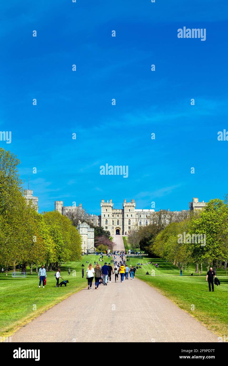 Außenansicht der königlichen Residenz Windsor Castle und The Long Walk, Windsor, Burkshire, Großbritannien Stockfoto