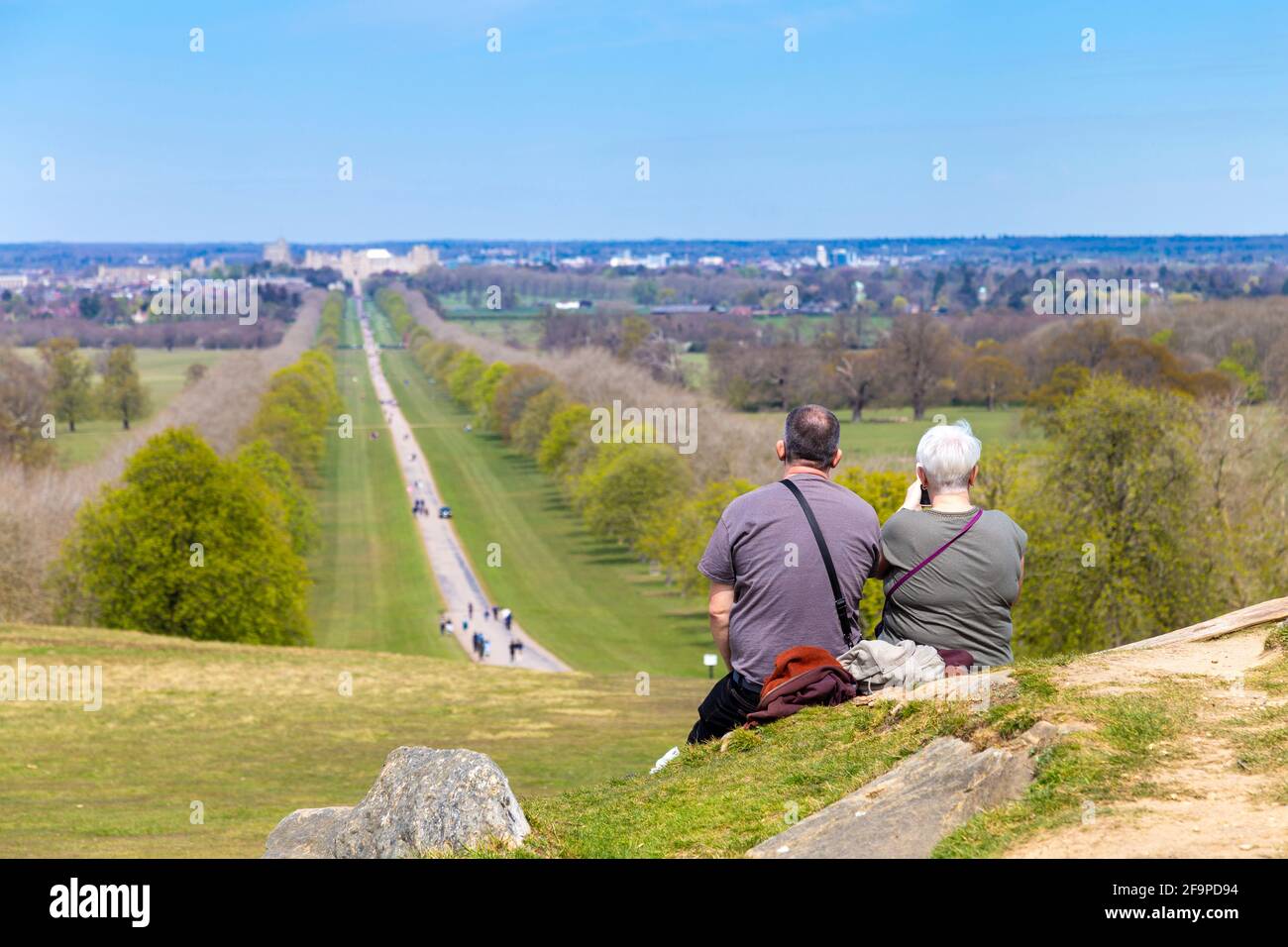 Ein Paar genießt den Blick auf Windsor Castle und den langen Spaziergang von Snow Hill, Windsor, Berkshire, Großbritannien Stockfoto