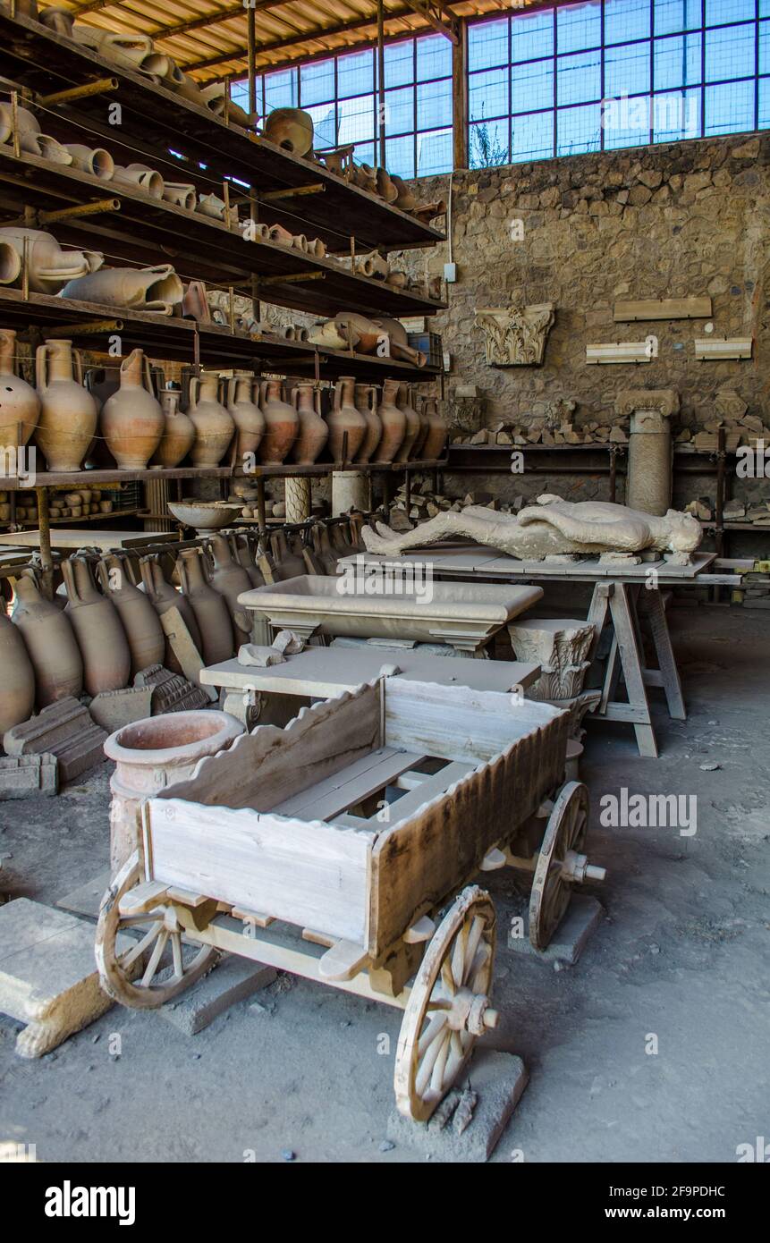Detail einer versteinerten Leiche im Inneren der Ruinen der Stadt pompeji. Stockfoto