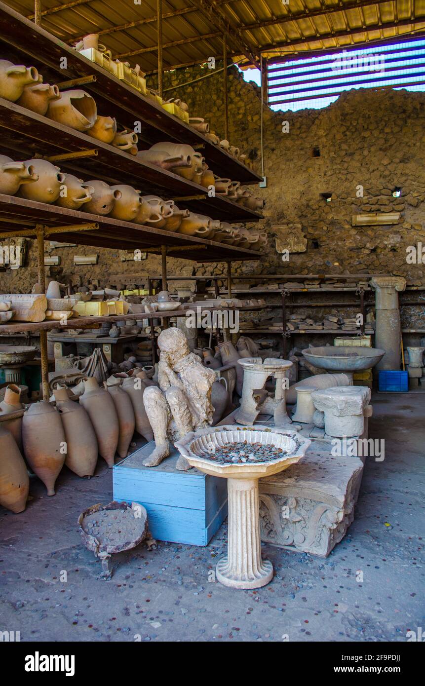 Detail einer versteinerten Leiche im Inneren der Ruinen der Stadt pompeji. Stockfoto