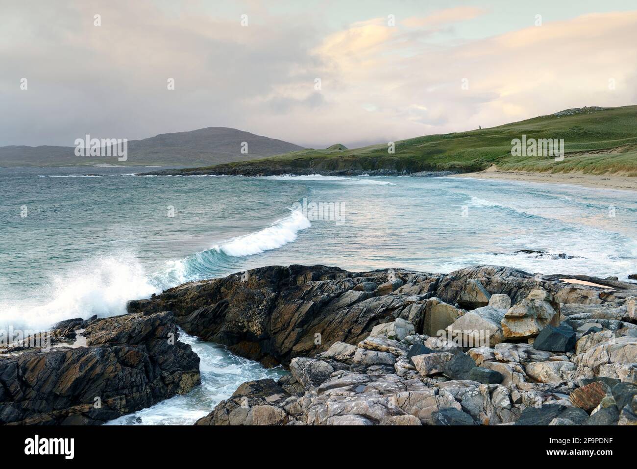Traigh IAR Beach auf Harris, Outer Hebrides, Schottland. MacLeods Stone Clach Mhic Leoid prähistorischer Stein, der auf der Skyline über dem Strandende sichtbar ist Stockfoto