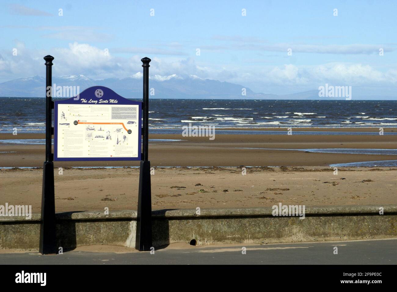 The lang Scot's Mile, Ayr, Ayrshire, Schottland, Großbritannien. Der lang Scots Mile Walk wurde 2002 an der Küste von Ayr gegründet, um die historischen Verbindungen der Stadt mit Burns zu gedenken und gesunde Bewegung zu fördern. Es wurde geschätzt, dass ein 10 Stein Mann oder eine Frau zu Fuß lang Scots Mile würde verbrennen 115 Kalorien und ein 16 Stein Person, 184 Kalorien. Stockfoto