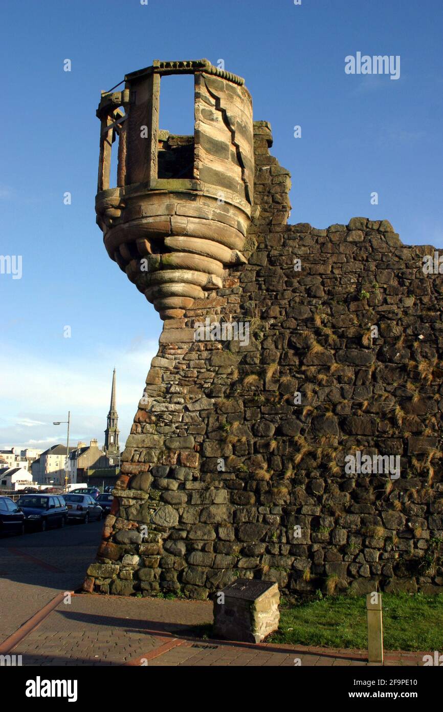 The lang Scot's Mile, Ayr, Ayrshire, Schottland, Großbritannien. Der lang Scots Mile Walk wurde 2002 an der Küste von Ayr gegründet, um die historischen Verbindungen der Stadt mit Burns zu gedenken und gesunde Bewegung zu fördern. Es wurde geschätzt, dass ein Mann oder eine Frau aus 10 Steinen, die die lang Scots Mile laufen, 115 Kalorien und eine Person aus 16 Steinen, 184 Kalorien verbrennen würde.der Beginn des Waks durch das Freizeitzentrum Citadel und Millers Folly. Millers Torheit wurde 1850 hinzugefügt - der untere Teil wird als die ursprüngliche Zitadelle verstanden. Die skurrile Torheit wurde von dem reichen Exzentriker John ‘Barron’ Miller konstruiert. Stockfoto