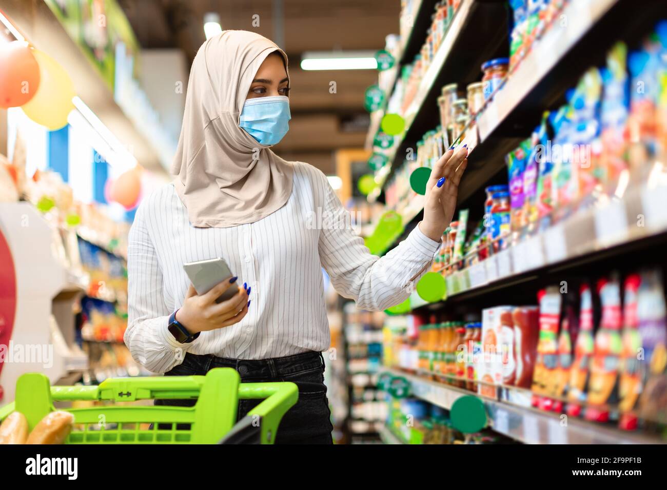Islamische Dame In Hijab Essen Kaufen Einkaufen Im Laden Stockfoto