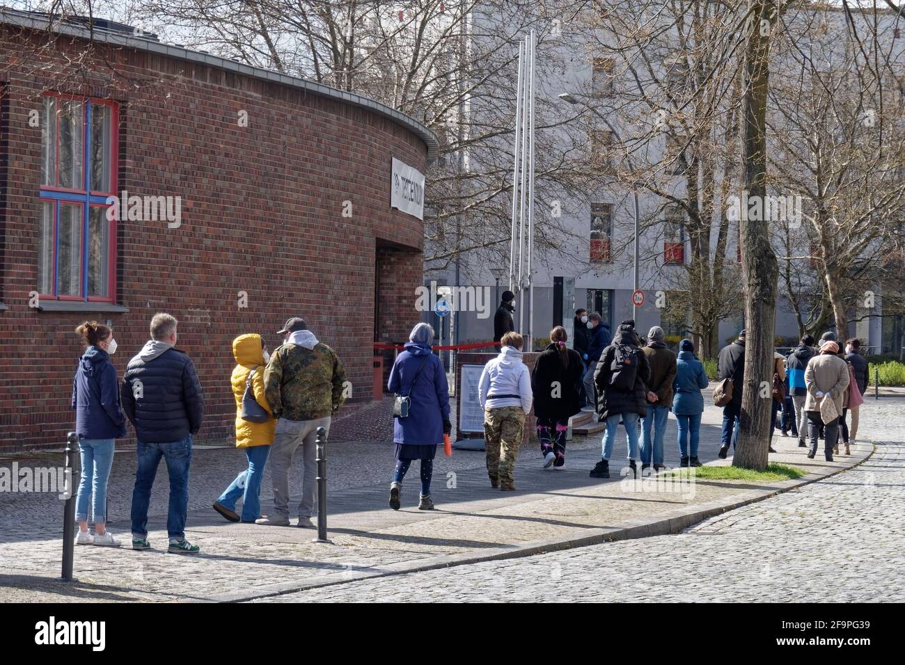 Testzentrum Berlin Ost, Fischerstraße, Gratis Schnelltest, Betreiber 21DX, Warteschlange, Covid-19, SARS-CoV-2, Corona-Virus, Pandemie, Deutschland, Stockfoto