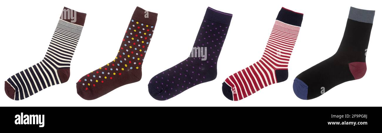 Fünf flache, mehrfarbig gestreifte und gepunktete Socken aus Baumwollmischgewebe isoliert Ein weißer Hintergrund Stockfoto
