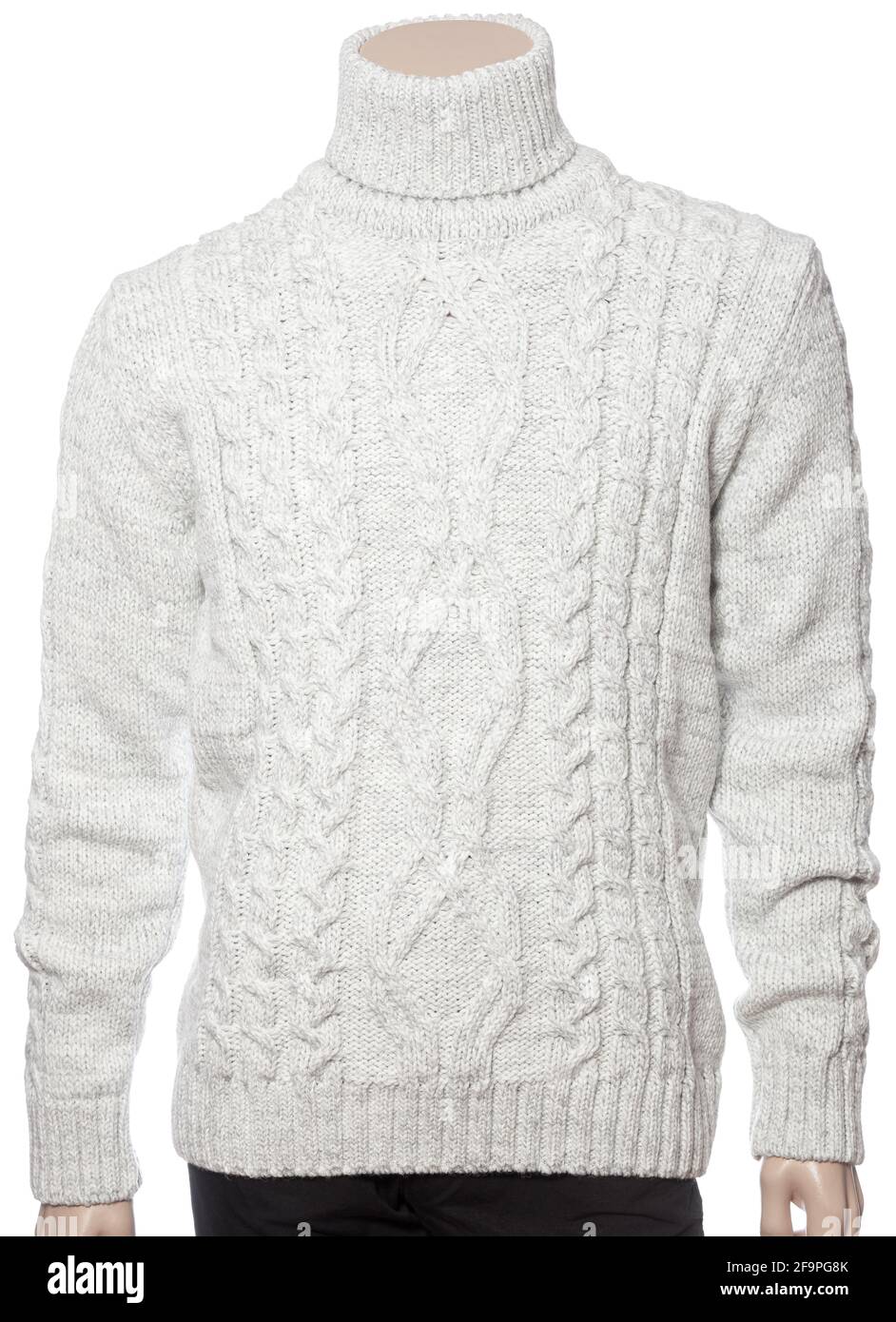 Grau gestrickter Langarm-Pullover mit Polokragen in traditionellem Dessin Mit geometrischem Ornament auf männlichen Schaufensterpuppe isoliert auf einem weißen Hintergrund Stockfoto