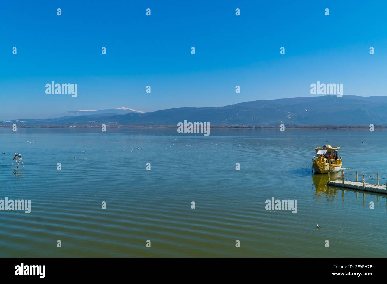 Panoramablick auf den wunderschönen Ulubat-See in der Provinz Bursa in der Türkei Stockfoto