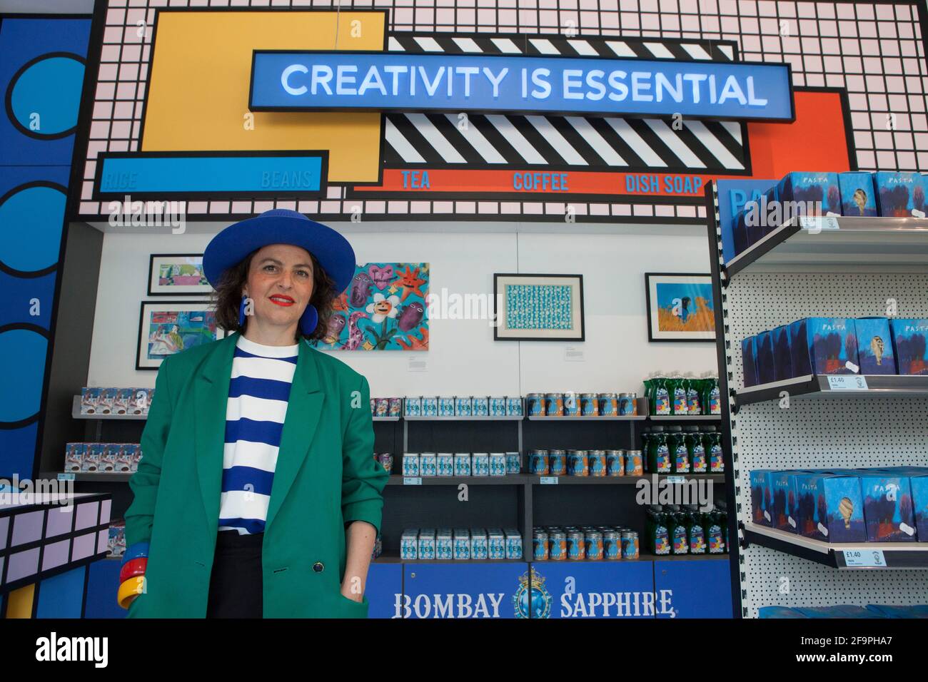 London, Großbritannien, 20. April 2021: Designerin Camille Walala im Pop-up-Shop des Design Museums, das in einen künstlerischen Supermarkt mit der Botschaft „Kreativität ist wichtig“ umgewandelt wurde. Nur 5 Tage ab dem 21. April können Kunden Essentials wie Tee, Pasta, Klo Roll und Bombay Sapphire Gin mit speziellen Verpackungen verschiedener Künstler kaufen. Rachel Royse/Alamy Live News Stockfoto