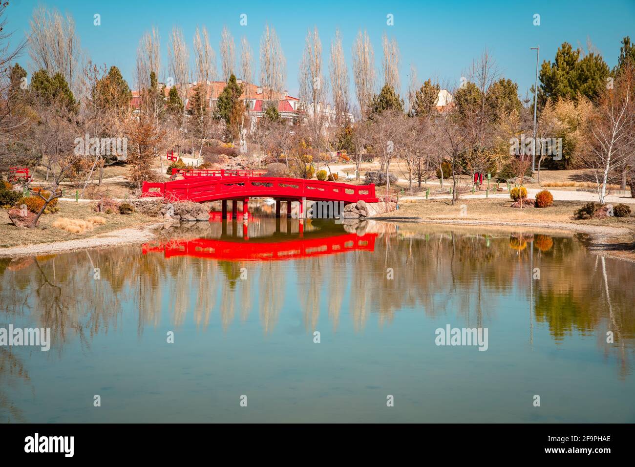 Panoramablick auf den Orientalischen Japanischen Garten mit einer typischen roten Brücke im städtischen Zoo von Eskisehir, Türkei Stockfoto