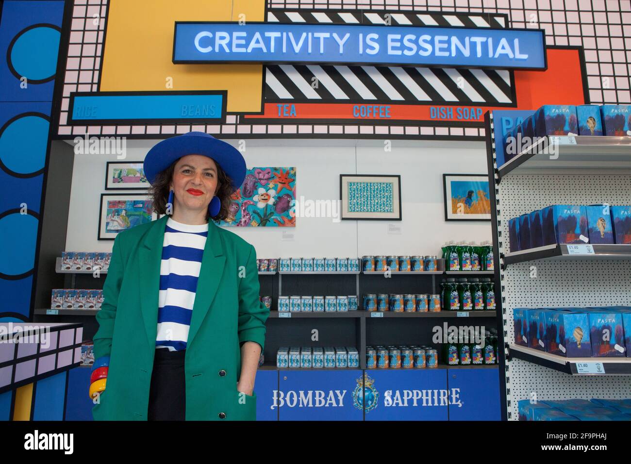 London, Großbritannien, 20. April 2021: Designerin Camille Walala im Pop-up-Shop des Design Museums, das in einen künstlerischen Supermarkt mit der Botschaft „Kreativität ist wichtig“ umgewandelt wurde. Nur 5 Tage ab dem 21. April können Kunden Essentials wie Tee, Pasta, Klo Roll und Bombay Sapphire Gin mit speziellen Verpackungen verschiedener Künstler kaufen. Rachel Royse/Alamy Live News Stockfoto