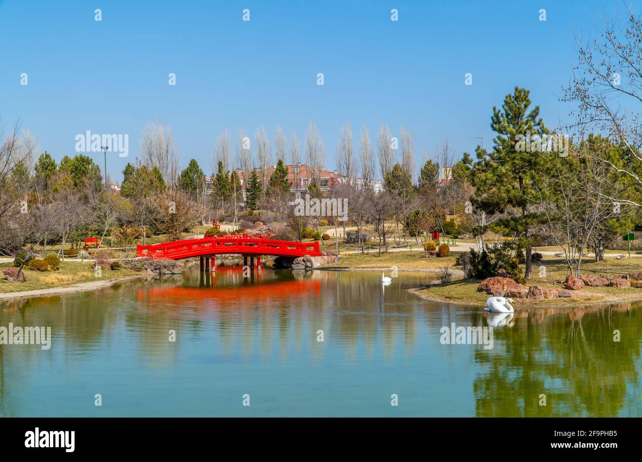 Panoramablick auf den Orientalischen Japanischen Garten mit einer typischen roten Brücke im städtischen Zoo von Eskisehir, Türkei Stockfoto