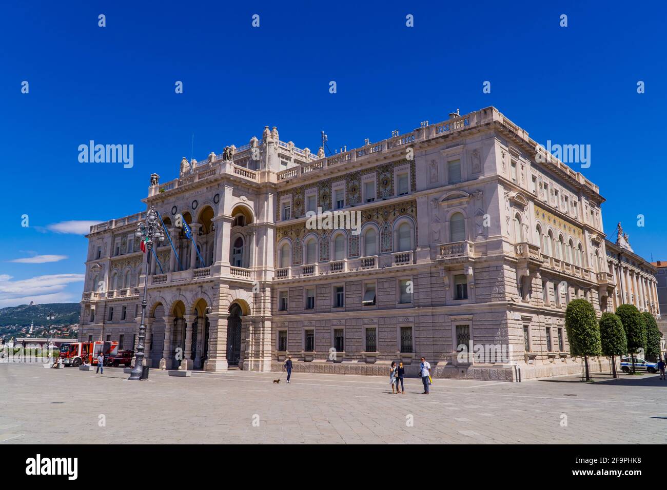 Triest, Italien - 23. Juli 2020 - Piazza Unità d'Italia (Platz der Einheit Italiens), der Hauptplatz von Triest Stockfoto