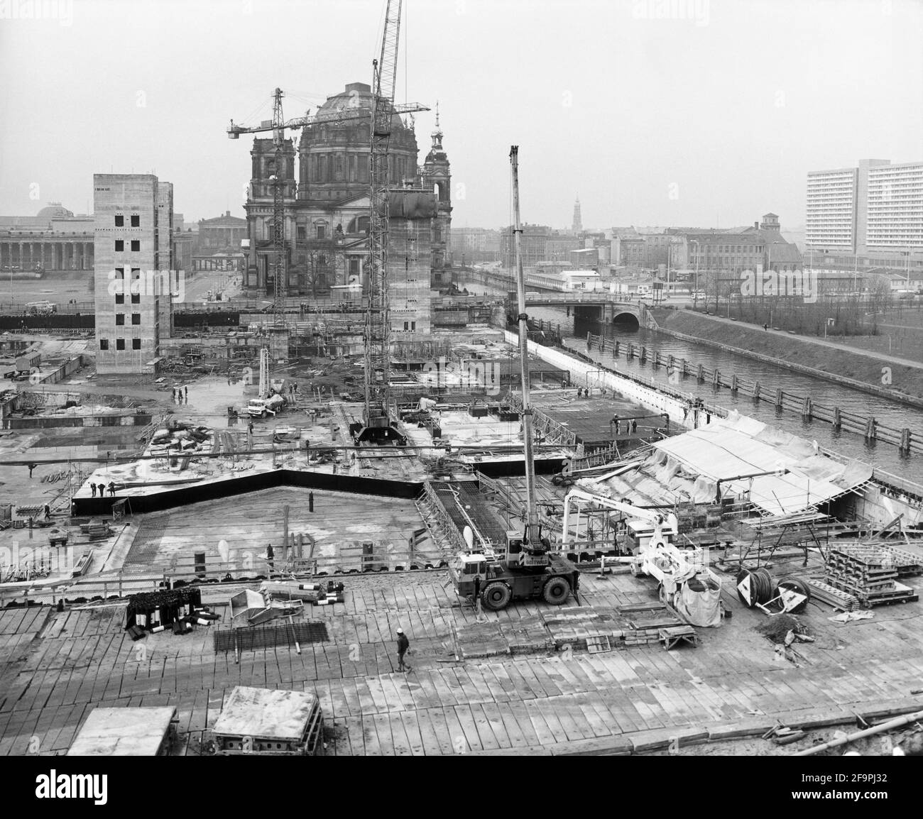 28.02.1974, Berlin, DDR, Berlin Mitte - Baustelle Palast der Republik 1974. 0CE740228A001CARO.JPG [MODELLVERSION: NICHT AP Stockfoto