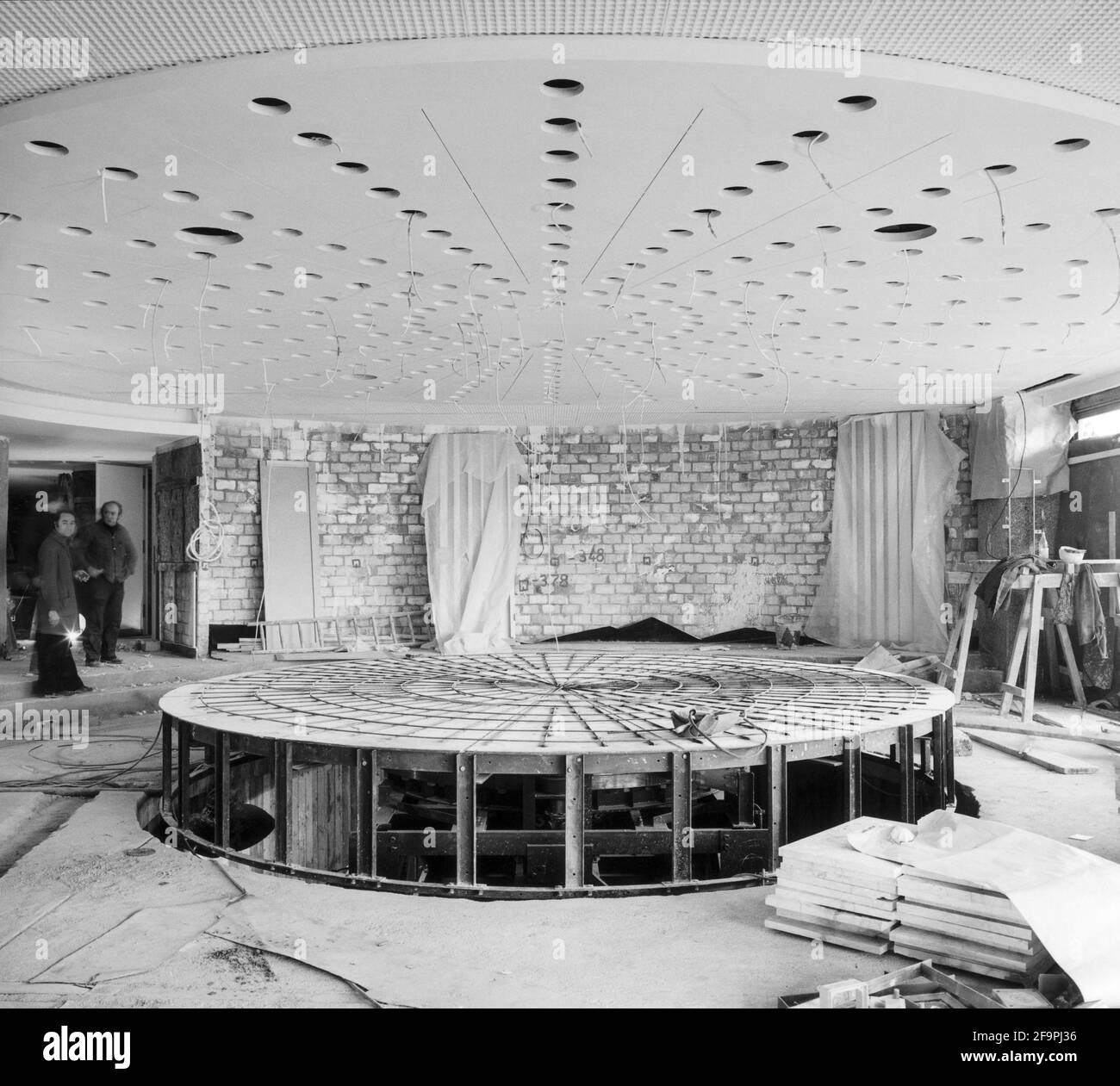 15.10.1975, Berlin, DDR, Berlin Mitte - Innenansicht der Diskothek im Palast der Republik mit beweglichem und höhenverstellbarem Stockfoto