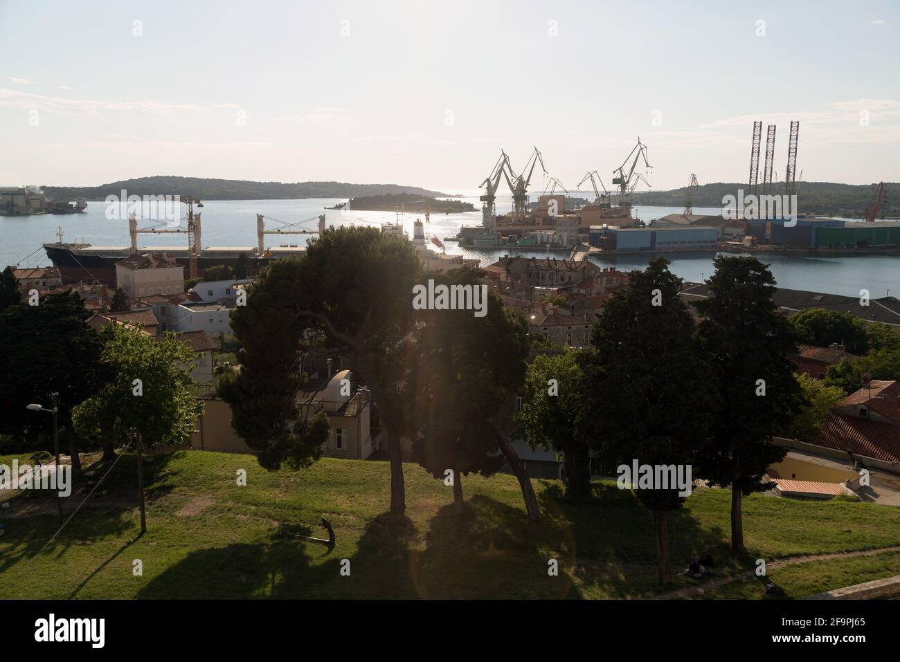 20.05.2016, Pula, Istrien, Kroatien - Blick vom Festungshügel auf das mittelalterliche Stadtzentrum und die Bucht von Pula mit dem Hafen. 00A160520D049CAROEX.J Stockfoto