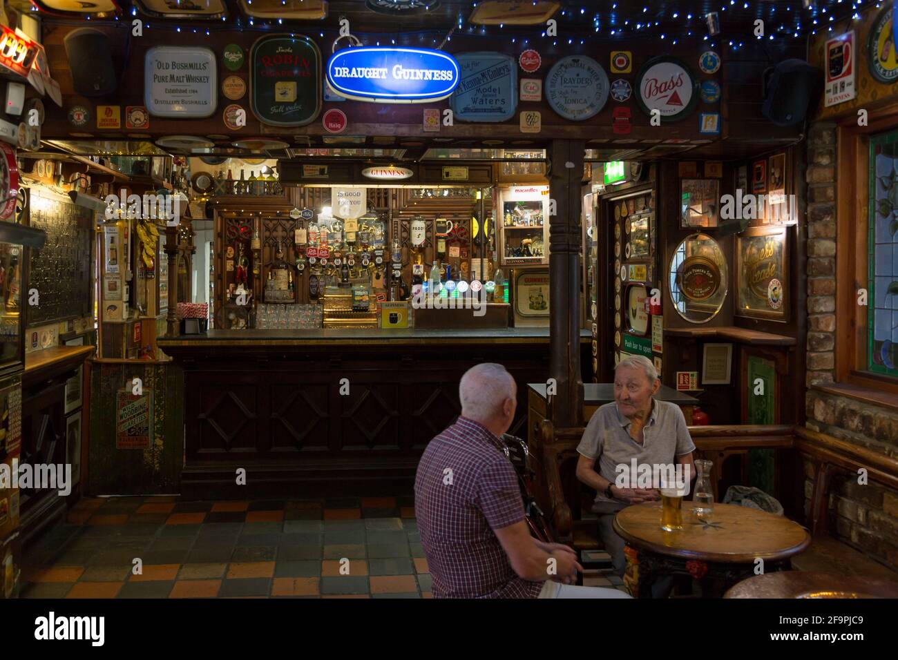 14.07.2019, Belfast, Nordirland, Vereinigtes Königreich - Duke of York, Irish Pub mit Kultstatus im Stadtzentrum, hauptsächlich besucht von Katholiken und Stockfoto